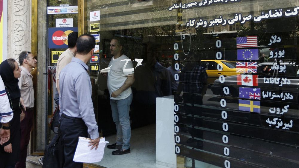 Die Geldwechslergemeinschaft löste das aufgelöste Zentrum ab;  Der US-Dollar kletterte am Teheraner Markt auf den Höchststand von vor einem Monat