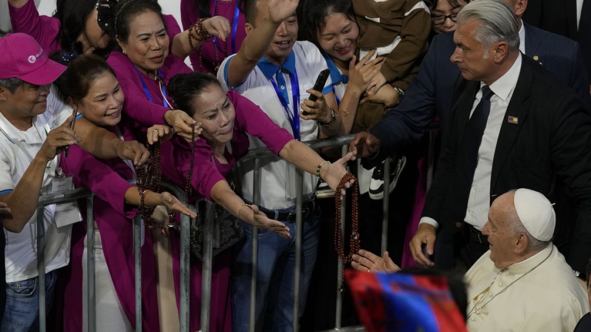 El Papa Francisco saluda a los participantes a su llegada para presidir una misa en el Steppe Arena de Ulán Bator, capital de Mongolia, el domingo 3 de septiembre de 2023