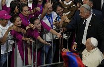 El Papa Francisco saluda a los participantes a su llegada para presidir una misa en el Steppe Arena de Ulán Bator, capital de Mongolia, el domingo 3 de septiembre de 2023