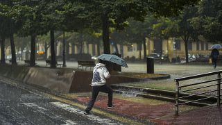 Eső elől futó járókelő az észak-spanyolországi Pamplonában 2023. szeptember 2-án