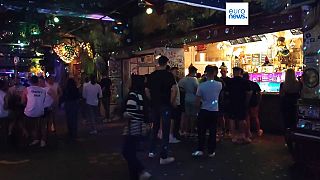 Animação noturna no "bairro das festas", o sétimo bairro de Budapeste, onde os residentes  estão cansados dos comportamentos dos visitantes