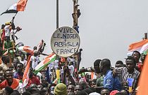Le manifestazioni davanti alla base militare Francese a Niamey