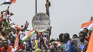 Le manifestazioni davanti alla base militare Francese a Niamey