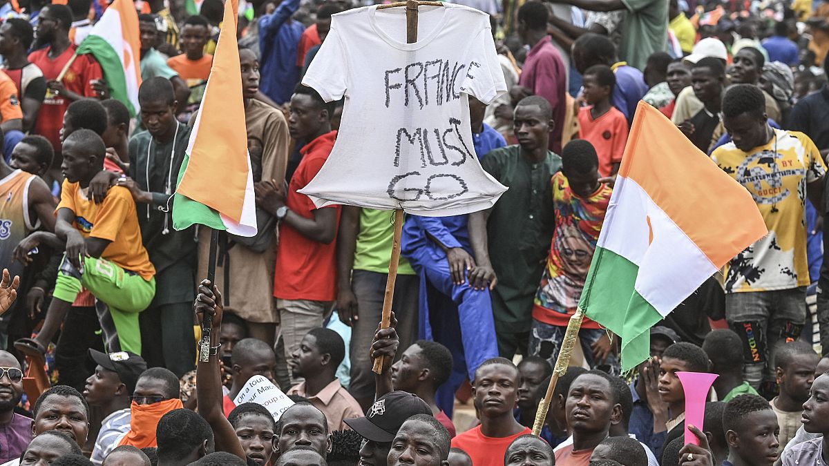 Протесты в Ниамее против пребывания французских военных в Нигере. Надпись на майке: "Франция должна уйти"
