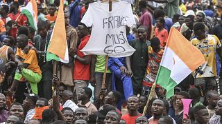Протесты в Ниамее против пребывания французских военных в Нигере. Надпись на майке: "Франция должна уйти"