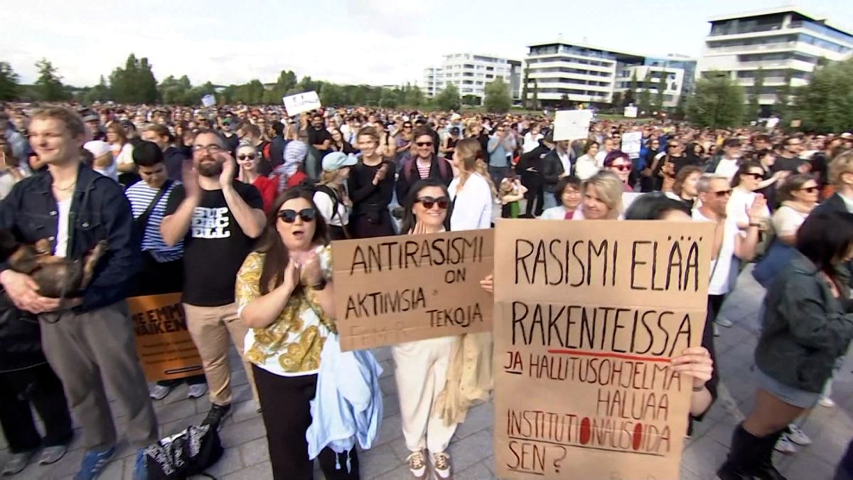 Unas 10 000 personas se unieron el domingo por la tarde a una manifestación antirracista a gran escala en el centro de Helsinki