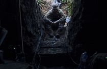 Ein ukrainischer Soldat in einem Bunker, in der Nähe von Bachmut