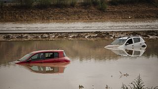 Dos coches sumergidos en el agua junto a una autovía tras las intensas lluvias e inundaciones cerca de Bargas en la provincia de Toledo, el 4 de septiembre de 2023
