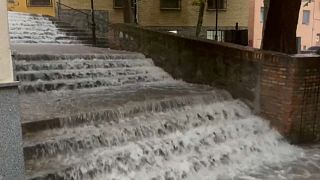 Поток воды стекает с лестницы в Толедо во время сильного ливня
