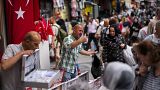 Des vendeurs s'occupent des clients dans un marché de rue dans le quartier commercial d'Eminonu à Istanbul, en Turquie, le vendredi 16 juin 2023.