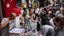 Vendedores atienden a clientes en un mercadillo del distrito comercial de Eminonu, en Estambul (Turquía), el viernes 16 de junio de 2023.
