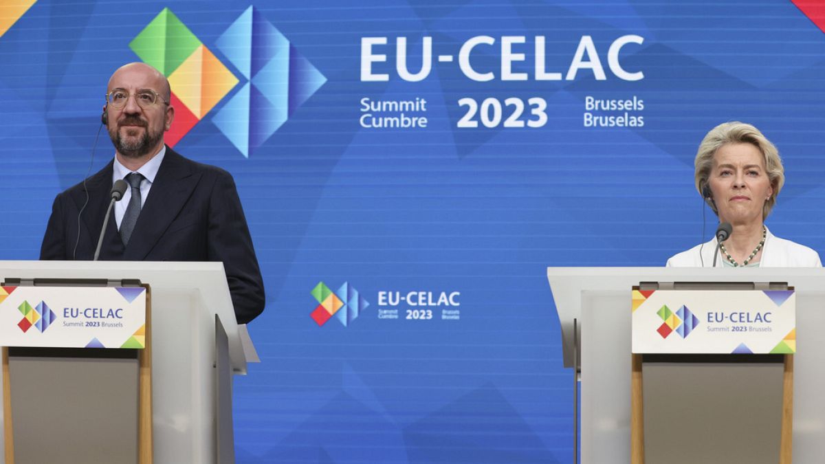 Az Európa Tanács elnöke, Charles Michel (b) és az Európai Bizottság elnöke, Ursula von der Leyen (j)
