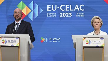 Az Európa Tanács elnöke, Charles Michel (b) és az Európai Bizottság elnöke, Ursula von der Leyen (j)