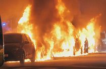 Veículos em chamas na cidade de Malmo, na Suécia, onde ocorreram violentos confrontos entre civis e a polícia