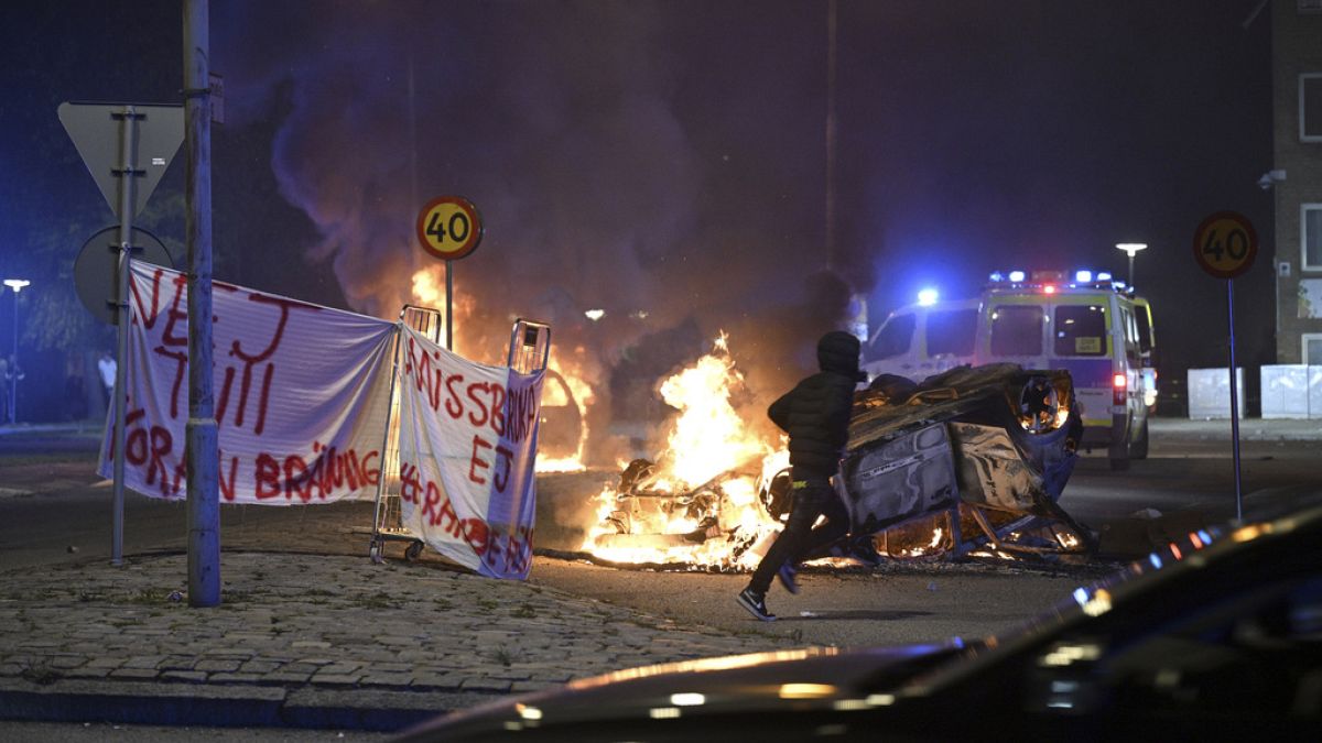 İsveç'te Kuran yakma eylemi sonrası göçmenlerin ağırlıkta olduğu bir mahallede olaylar çıktı