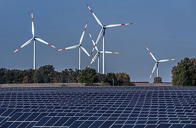 Ветровые турбины за солнечной электростанцией в Рапсхагене, Германия, 28 октября 2021 года.