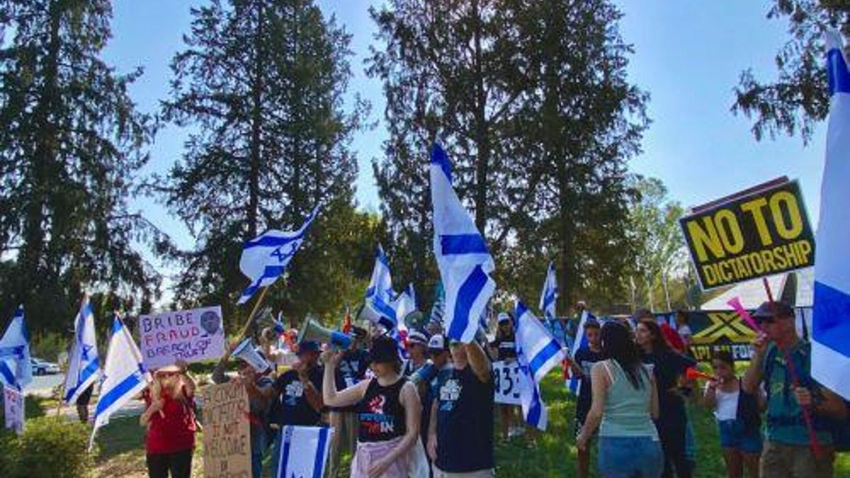 Διαμαρτυρία Ισραηλινών εξω από το προεδρικό στην Κύπρο κατά την επίσκεψη του Ισραηλινού πρωθυπουργού Μπένζαμιν Νετανιάχου