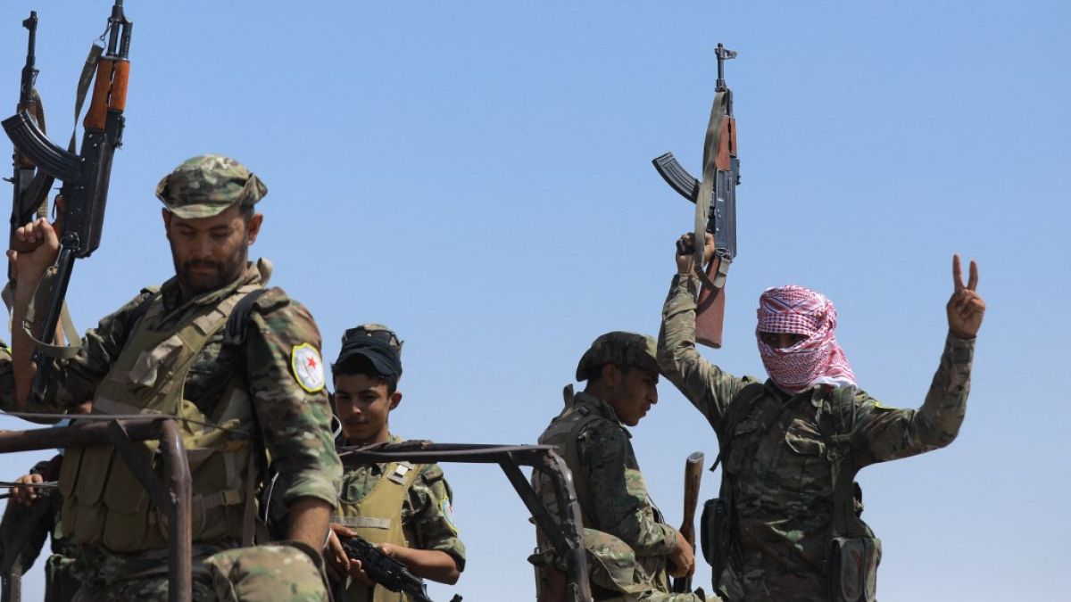 Combatentes das Forças Democráticas Sírias (SDF) a caminho da linha da frente de Dhiban, na província de Deir Ezzor, no leste da Síria, 4 de setembro de 2023