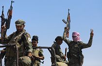 Combatentes das Forças Democráticas Sírias (SDF) a caminho da linha da frente de Dhiban, na província de Deir Ezzor, no leste da Síria, 4 de setembro de 2023
