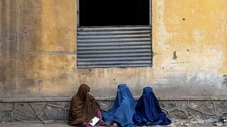 نساء أفغانيات ينتظرن الحصول على حصص غذائية توزعها مجموعة مساعدات إنسانية