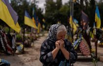 Ukrán édesanya siratja legidősebb fiát egy kijevi temetőben