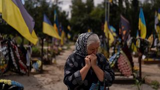 Ukrán édesanya siratja legidősebb fiát egy kijevi temetőben