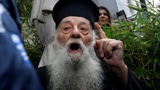 A pápa látogatása ellen tüntető görög ortodox pap 2021-ben
