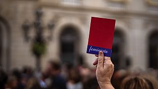 Eine Frau hält eine rote Karte hoch, während einer Solidaritätskundgebung mit Jennifer Hermoso