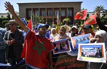 Demonstrierende vor dem marokkansichen Parlament in Rabat