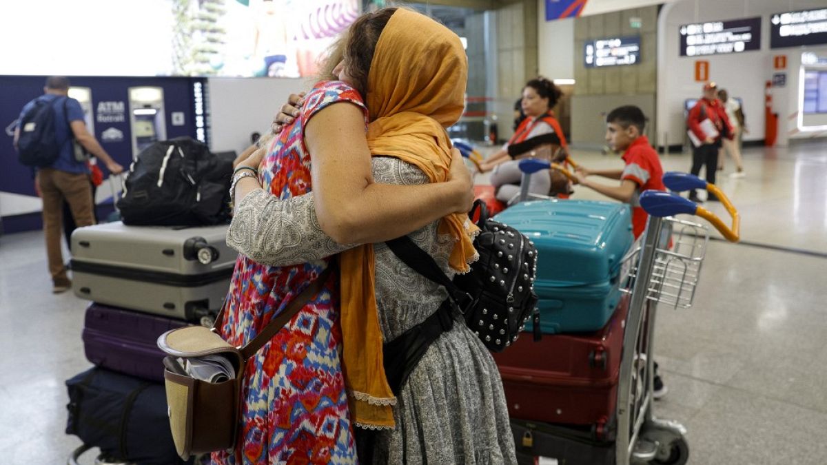 Refugiadas afegãs aterram em Paris