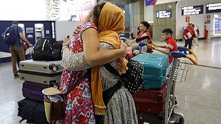 Refugiadas afegãs aterram em Paris