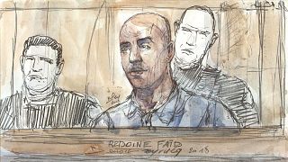 تصویری گرافیکی از رضوان فاید، مجرم سابقه‌دار فرانسوی که برای فرار سازمان یافته با هلی‌کوپتر از زندان محاکمه می‌شود