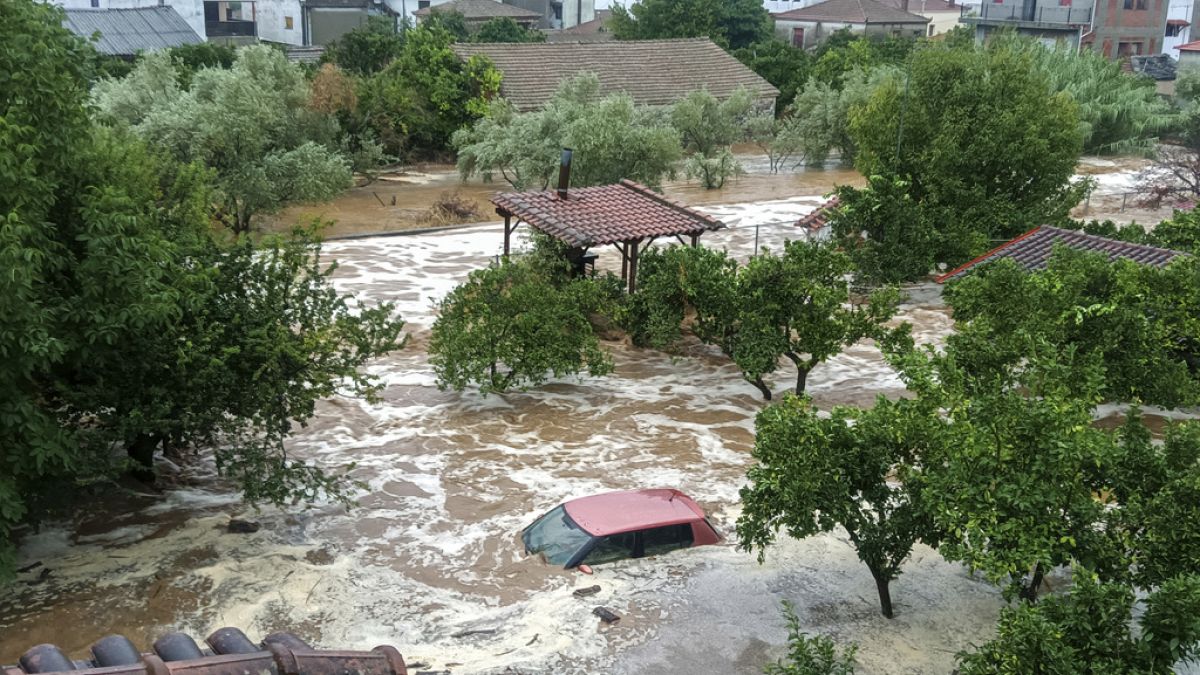 Las inundaciones cubren un coche y los patios de las casas en la región de Pelión, en el centro de Grecia