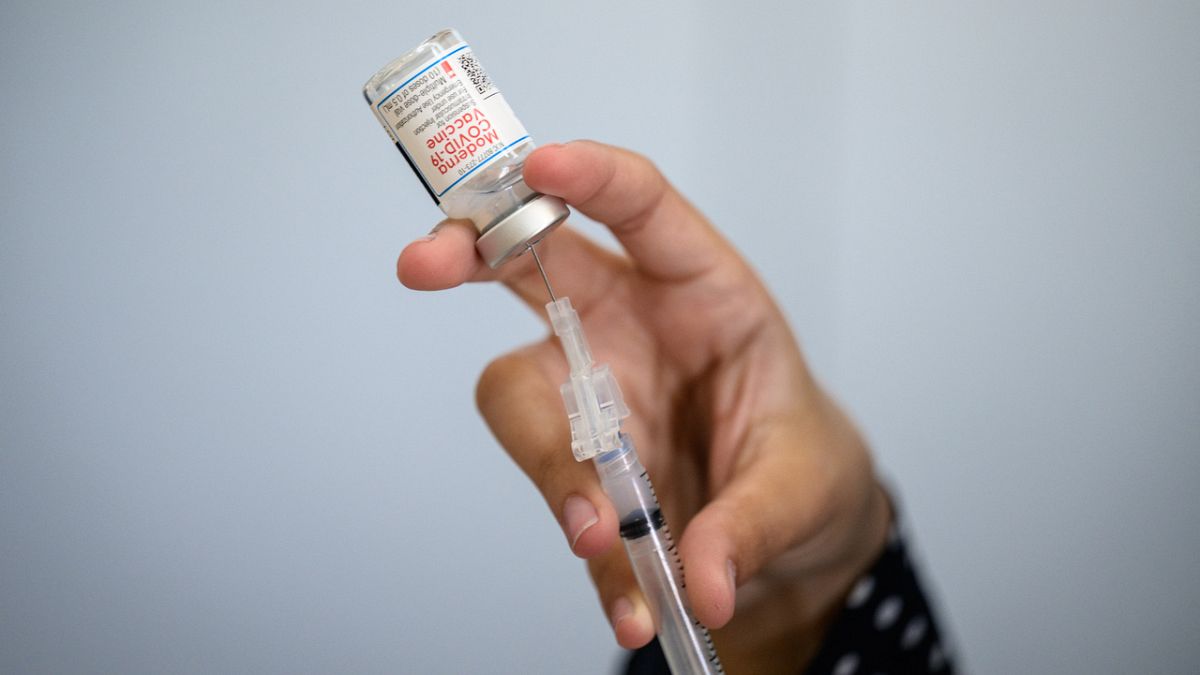 Un membre du personnel médical prépare une seringue avec un flacon du vaccin Moderna contre la Covid-19.