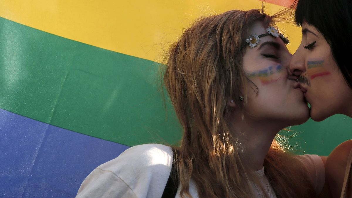 صورة لامرأتين مثليتين تتبادلان القبل في اليونان