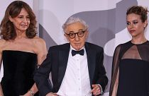 Woody Allen (középen), jobbján örökbefogadott lányával, Dylan Farrow-val