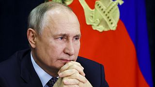 Президент Владимир Путин на фоне российского флага в задумчивости