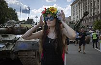 Ukrán nő virágkoszorúval a fején Kijevben