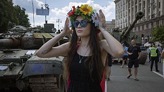 Ukrán nő virágkoszorúval a fején Kijevben 