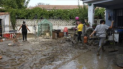 مواطنون يقومون بتنظيف البيوت من آثار الفيضانات