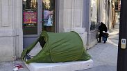 Egy hajléktalan sátra egy párizsi kapualjban