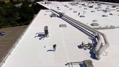 Cool Roof France firmasının ürettiği istiridye kabuğu bazlı beyaz badana binaların çatılarında kullanılarak 6-7 derece daha serin bir hava sağlıyor.