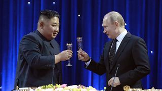  Sur cette photo fournie par le gouvernement nord-coréen, le dirigeant nord-coréen Kim Jong Un, à gauche, porte un toast avec le président russe Vladimir Poutine.