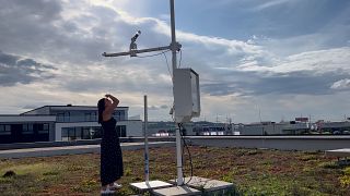 A meteorologista Tamsin Green verifica uma estação meteorológica na Alemanha
