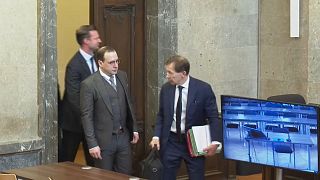 Florian Teichtmeister (in der Mitte) vor Gericht