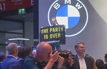 Greenpeace-Aktivist:innen hielten beim BMW- und Mercedes-Benz-Stand Banner mit der Aufschrift "The Party Is Over" in die Luft.