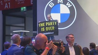Greenpeace-Aktivist:innen hielten beim BMW- und Mercedes-Benz-Stand Banner mit der Aufschrift "The Party Is Over" in die Luft.