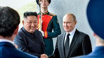 O presidente russo Vladimir Putin, ao centro à direita, e o líder norte-coreano Kim Jong Un apertam as mãos durante o seu encontro em Vladivostok, Rússia, a 25 de abril de 2019.