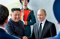 Der russische Präsident Wladimir Putin (Mitte rechts) und Nordkoreas Machthaber Kim Jong Un schütteln sich während ihres Treffens in Wladiwostok, Russland, am 25\. April 2019 die Hände.