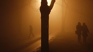 Archivo: Bosnios caminan por la calle durante la intensa niebla tóxica en la ciudad septentrional bosnia de Tuzla, a 140 kilómetros al norte de Sarajevo.
